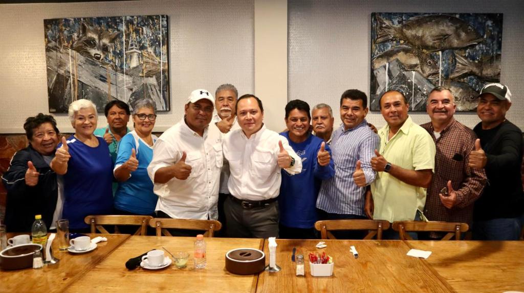 Carlo González comparte almuerzo con veteranos del Cachibol y&nbsp;Fútbol