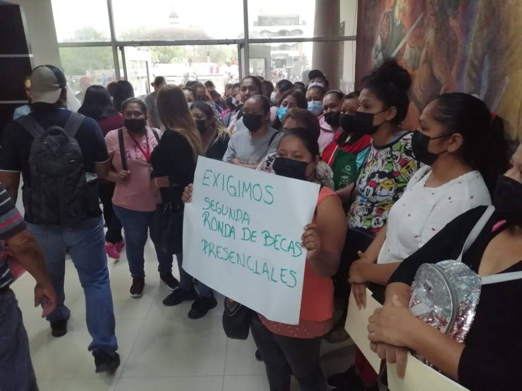 Becas municipales en Reynosa: acusaciones de estafa y manifestaciones contra Carlos&nbsp;Peña