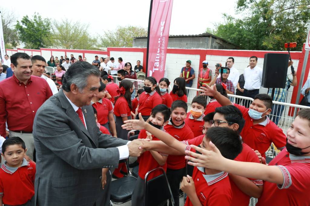 Gobernador de Tamaulipas cumple petición de vecinos de la colonia Vamos Tamaulipas tras 25 años de&nbsp;espera