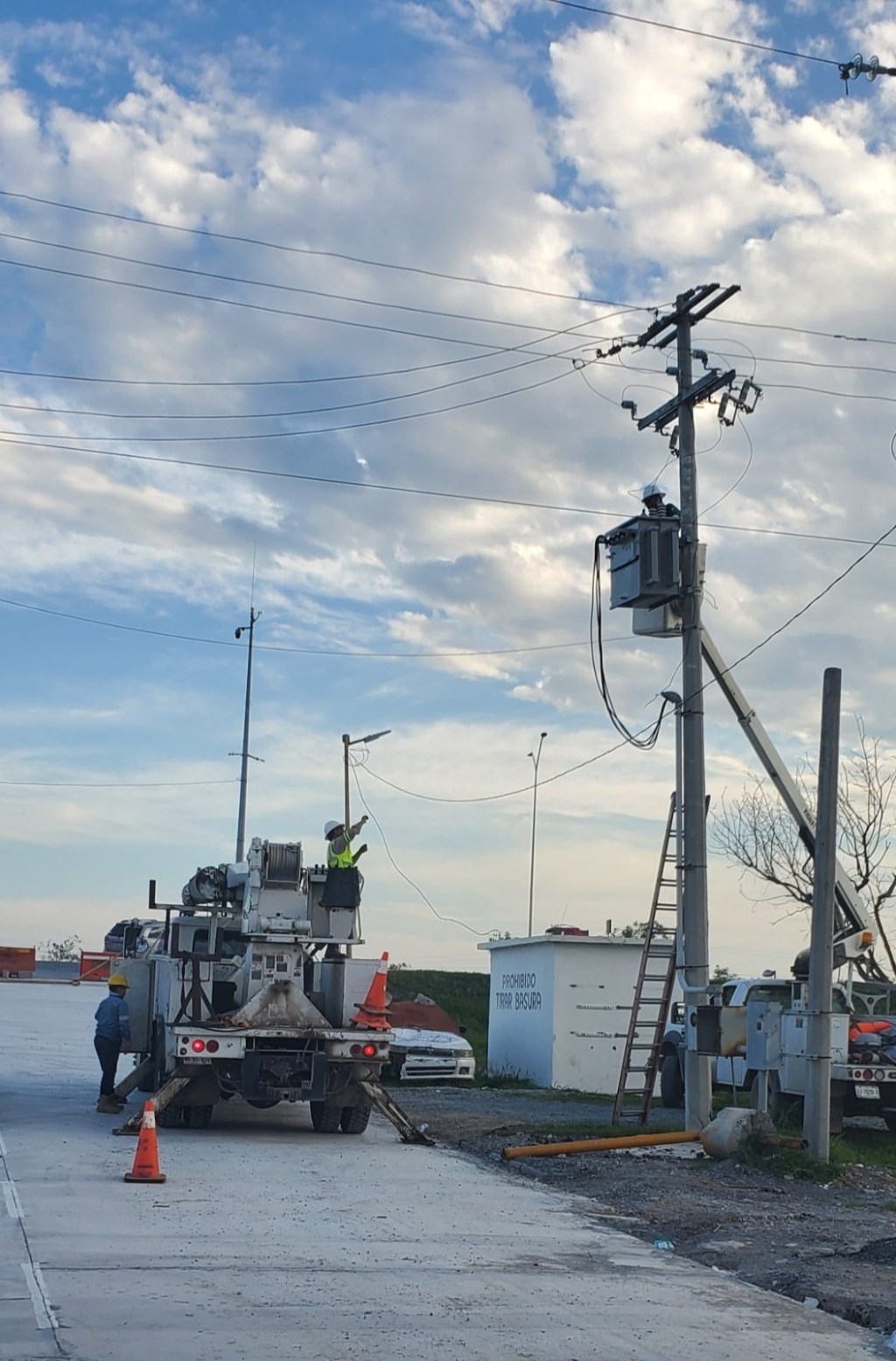 AUXILIA GOBIERNO DE RÍO BRAVO CON REPARACION DE TRANSFORMADOR A INFONAVIT DEL&nbsp;RÍO