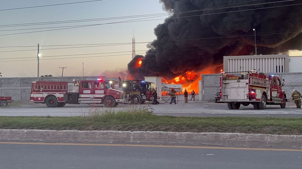 Guardia Estatal atiende incendio de cilindros de pipa con gasolina en&nbsp;Matamoros