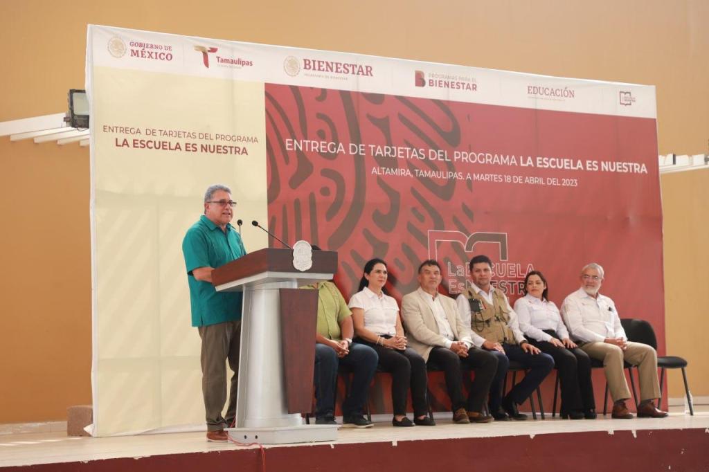 Entrega de tarjetas del programa federal «La escuela es nuestra» en Altamira, Tamaulipas, con la presencia del presidente&nbsp;municipal