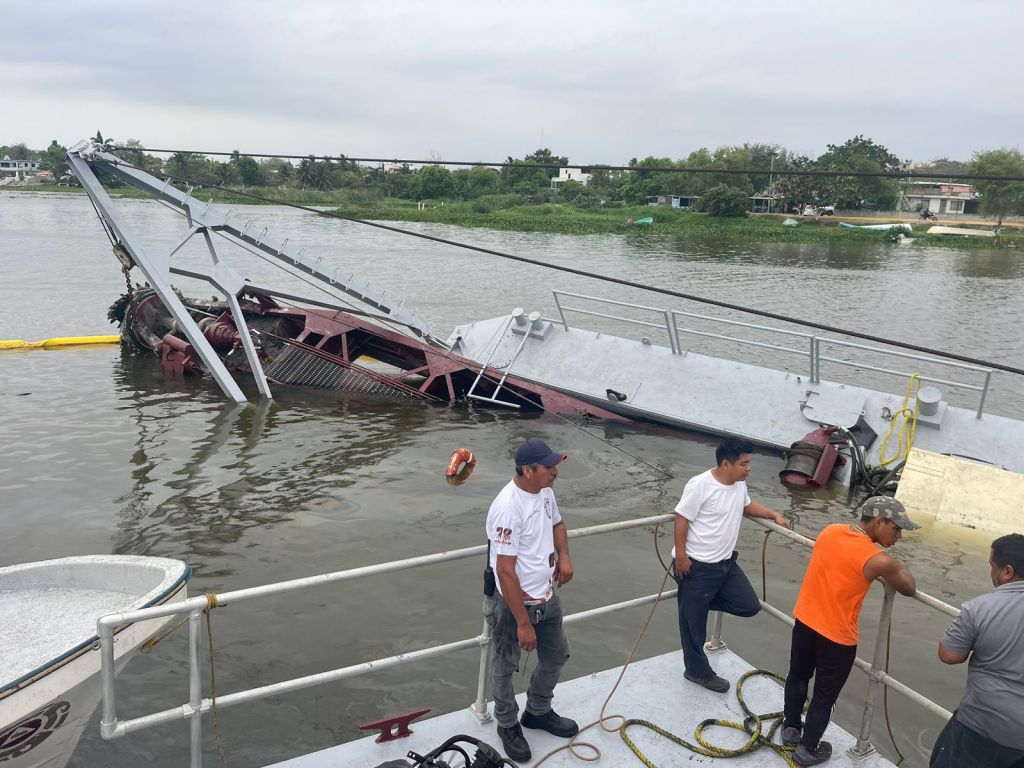 Falla mecánica ocasiona hudimiento parcial de&nbsp;draga