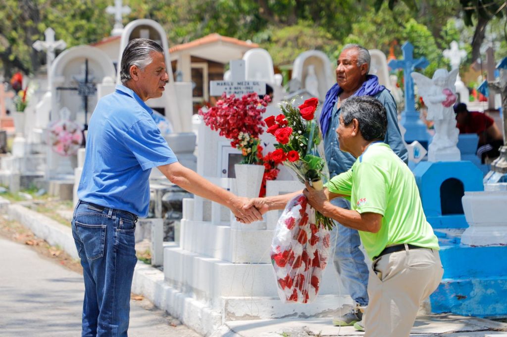 Supervisa Chucho Nader Operativos de Limpieza y Seguridad Vial en los Panteones&nbsp;Municipales