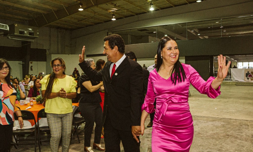 FESTEJAN ALCALDE MARIO LOPEZ Y MARSELLA HUERTA, A MADRES TRABAJADORAS DEL GOBIERNO&nbsp;MUNICIPAL