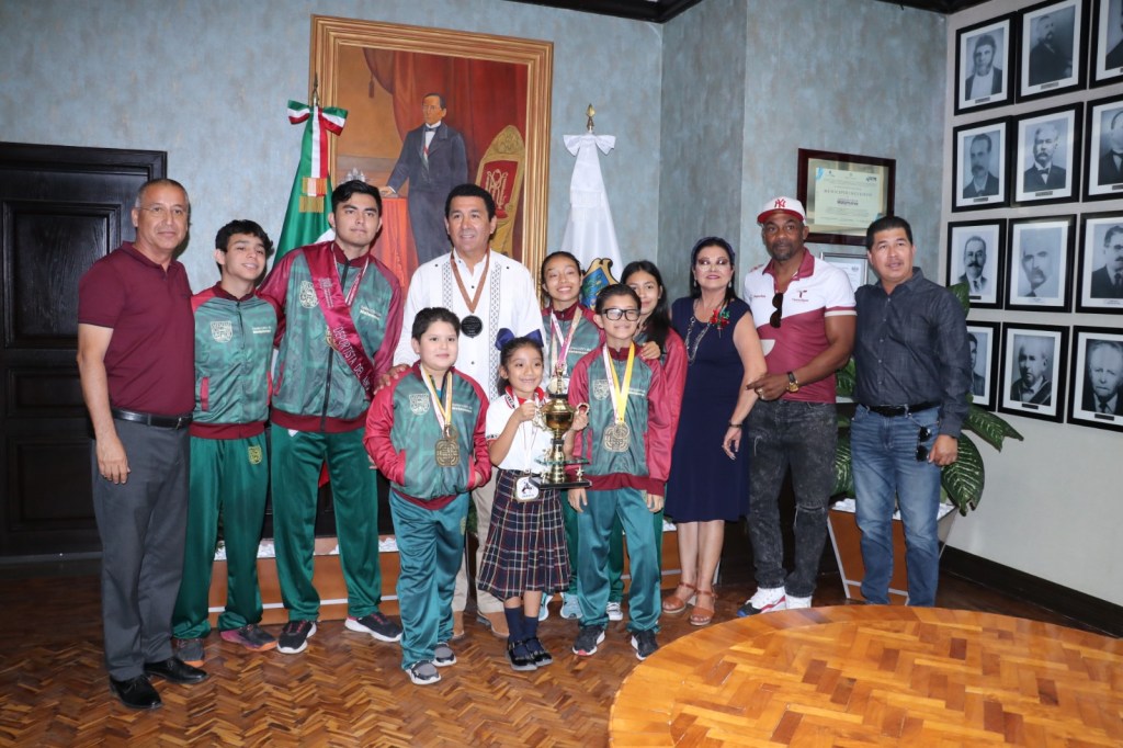 Felicita Alcalde Mario López, a niños y jóvenes campeones de luchas&nbsp;asociadas