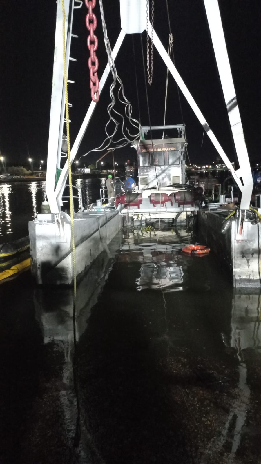 Éxito en el rescate de la draga Champayán tras su hundimiento parcial en la laguna de Champayán,&nbsp;Altamira