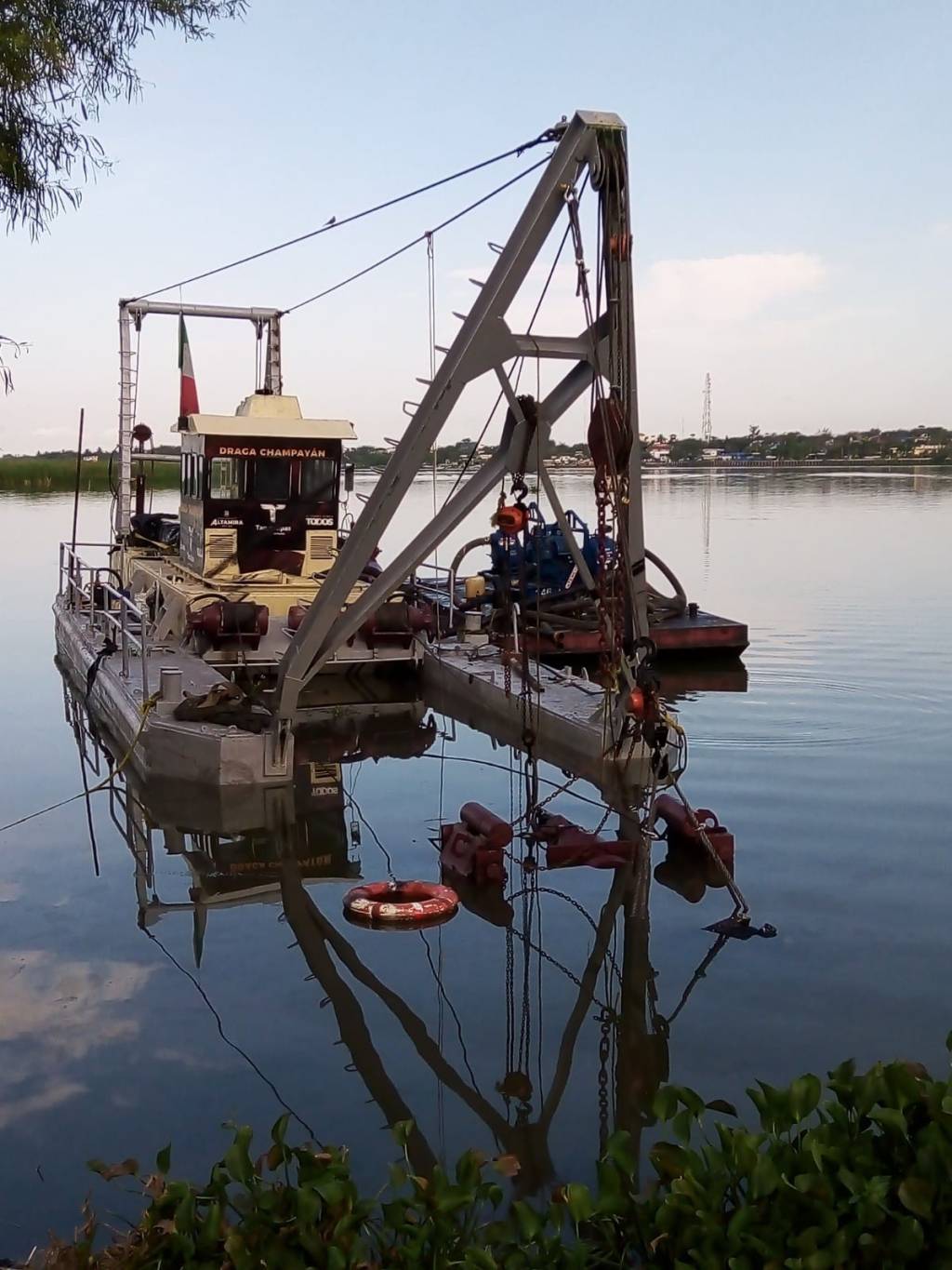 Rescatan exitosamente draga sumergida en la laguna de&nbsp;Champayán