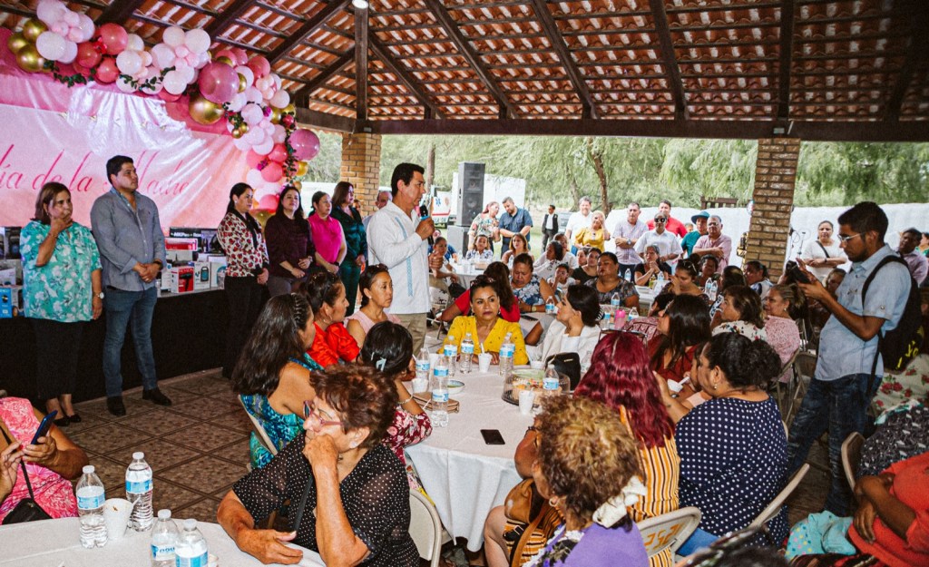 Sostiene Alcalde Mario López encuentro con presidentas de colonia; les festeja Día de las&nbsp;Madres