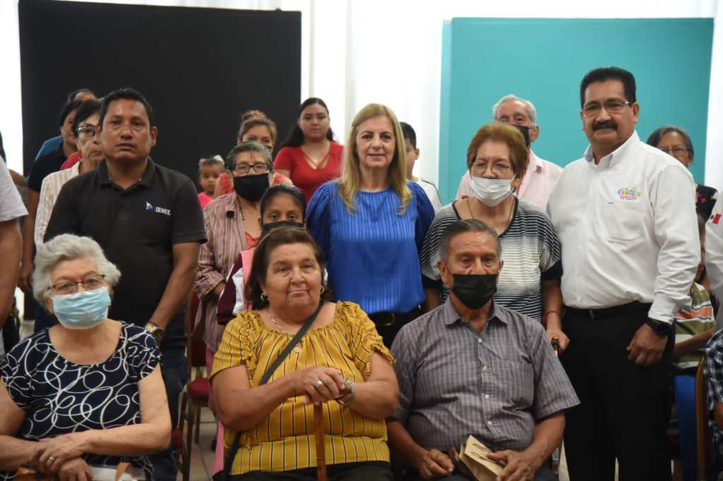 Entrega Aída Féres de Nader Aparatos Auditivos a Personas con&nbsp;Discapacidad