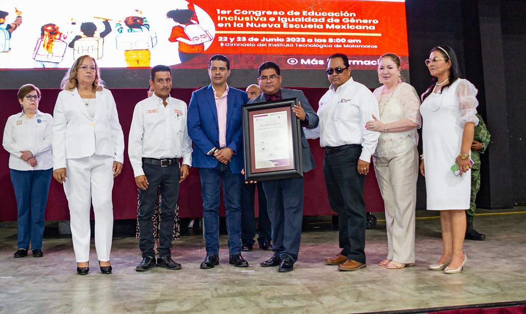 Docentes reconocen al alcalde Mario López por su compromiso con la educación&nbsp;inclusiva