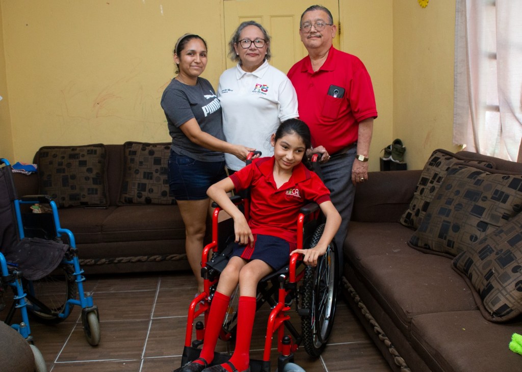 Apoyo social del Gobierno de la Transformación en Río Bravo: Entrega de silla de ruedas a una menor con limitación&nbsp;física