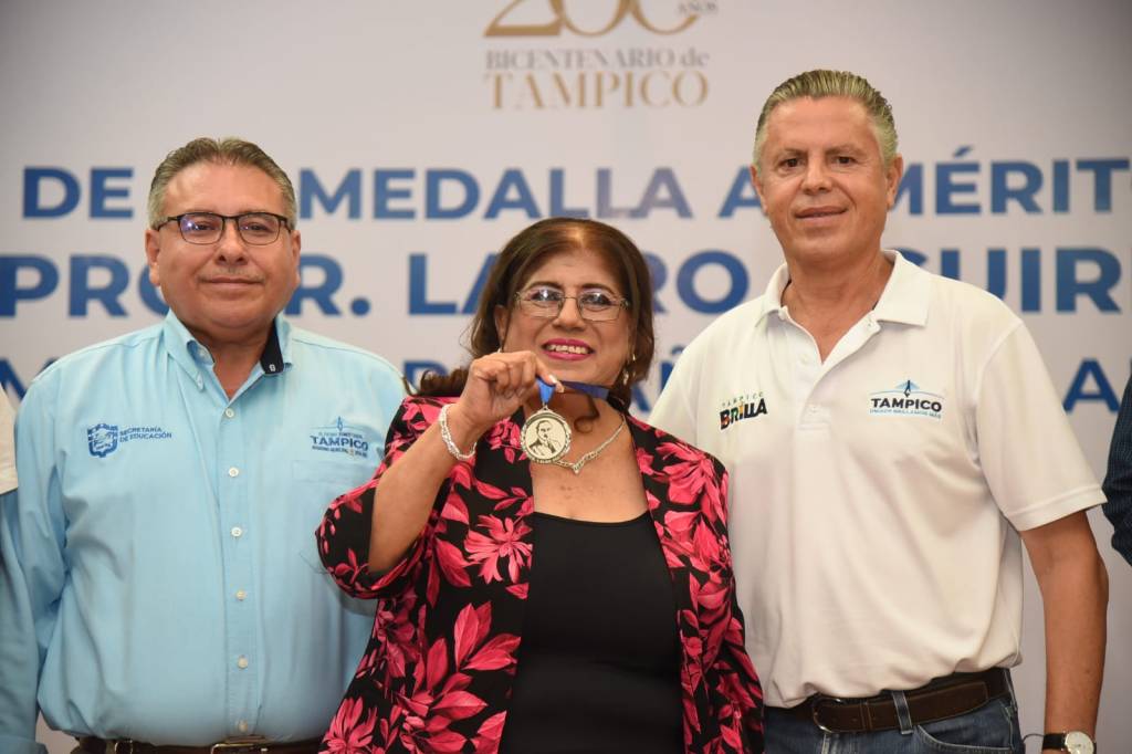 Entrega Chucho Nader Medalla al Mérito Educativo a la Docente Tere Cruz&nbsp;Oviedo