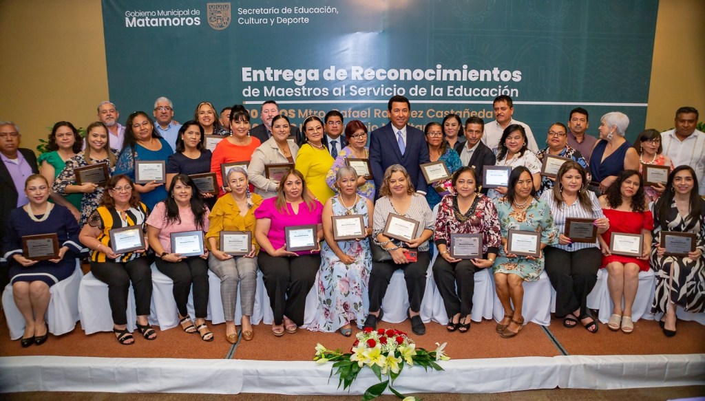 Alcalde Mario López reconoce a maestros con décadas de servicio en la educación: Pasión y compromiso premiados en&nbsp;Matamoros