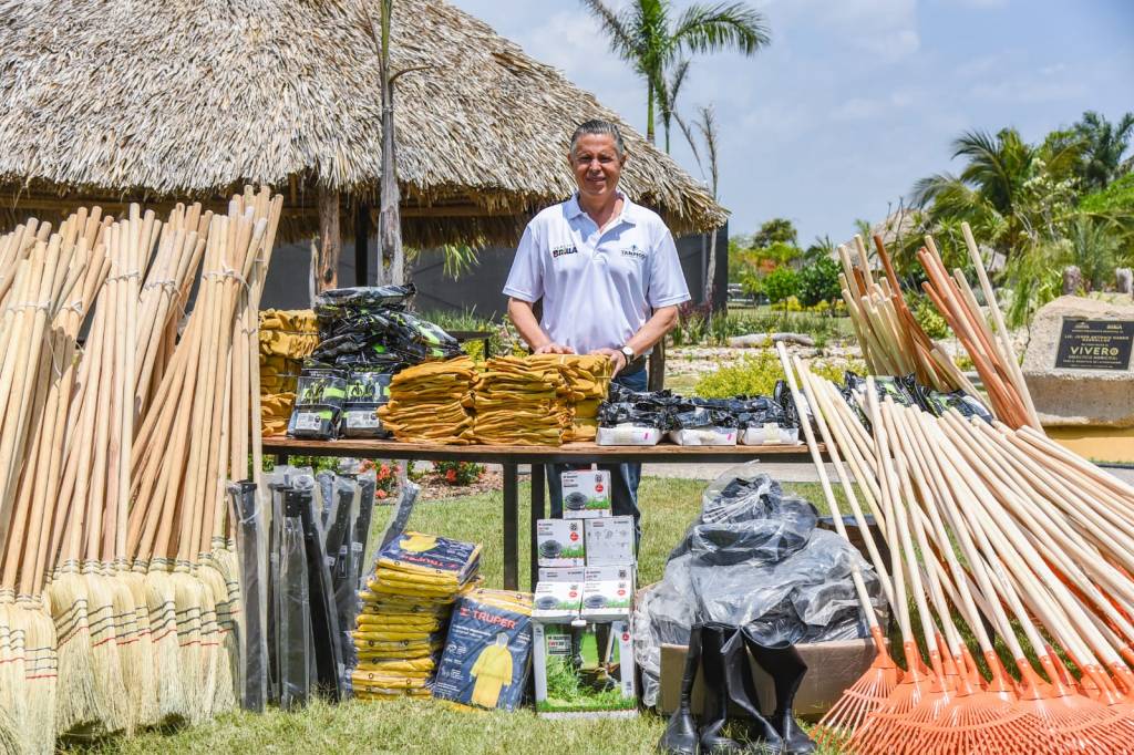 Entrega Chucho Nader Material y Equipo a Trabajadores de Servicios&nbsp;Públicos