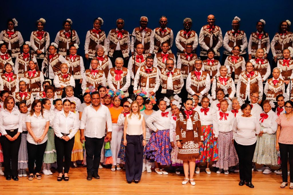 Todo un Éxito el Festival del Bicentenario Ofrecido por los Adultos Mayores del&nbsp;DIF