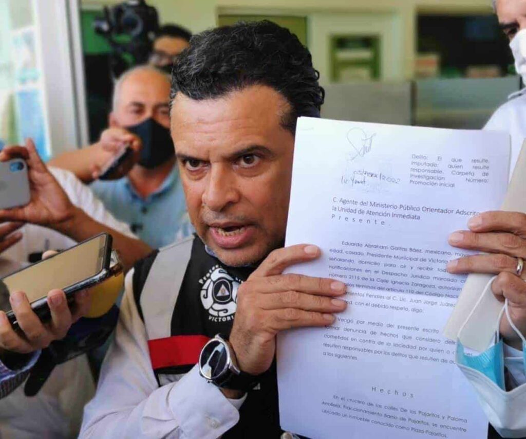 Se convierte Lalo Gattás en la ‘Chimoltrufia’ al hablar de sus&nbsp;proyectos