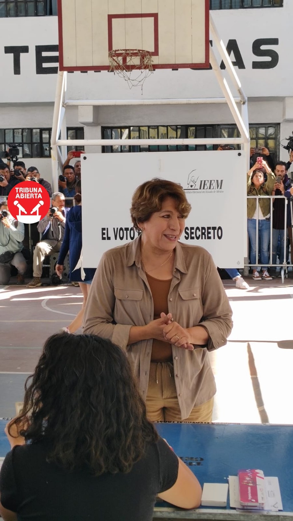La candidata de Morena Delfina Gómez, votó en la casilla instalada en Texcoco durante las elecciones 2023 en&nbsp;Edomex.
