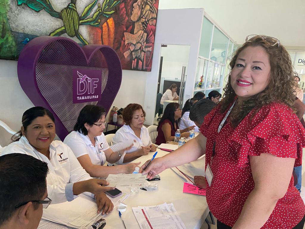 Reciben becas escolares personal del servicio público y sus&nbsp;hijos