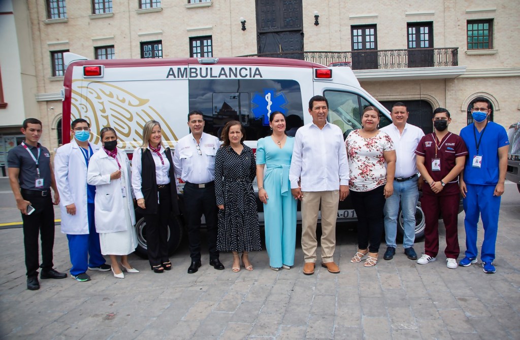 Entrega Alcalde Mario López ambulancia al DIF y compactador a Limpieza; equipo donado por&nbsp;PEMEX