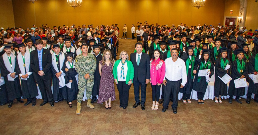 El alcalde Mario López comparte su testimonio de vida y alienta a los graduados a perseguir sus&nbsp;sueños