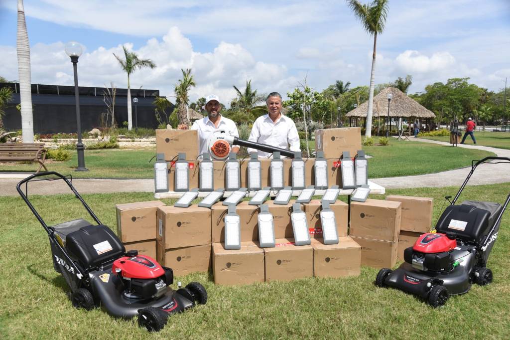 Entrega Chucho Nader Nuevo Paquete de Luminarias y Equipo de&nbsp;Limpieza