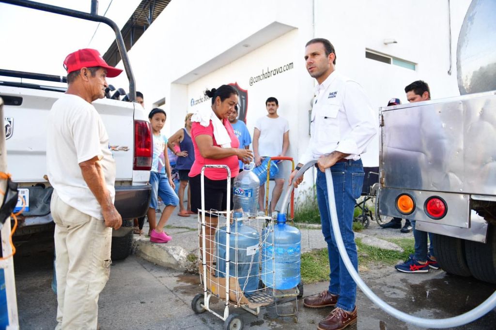 Realiza Mon Marón entrega de agua purificada en la Colonia del&nbsp;Pueblo