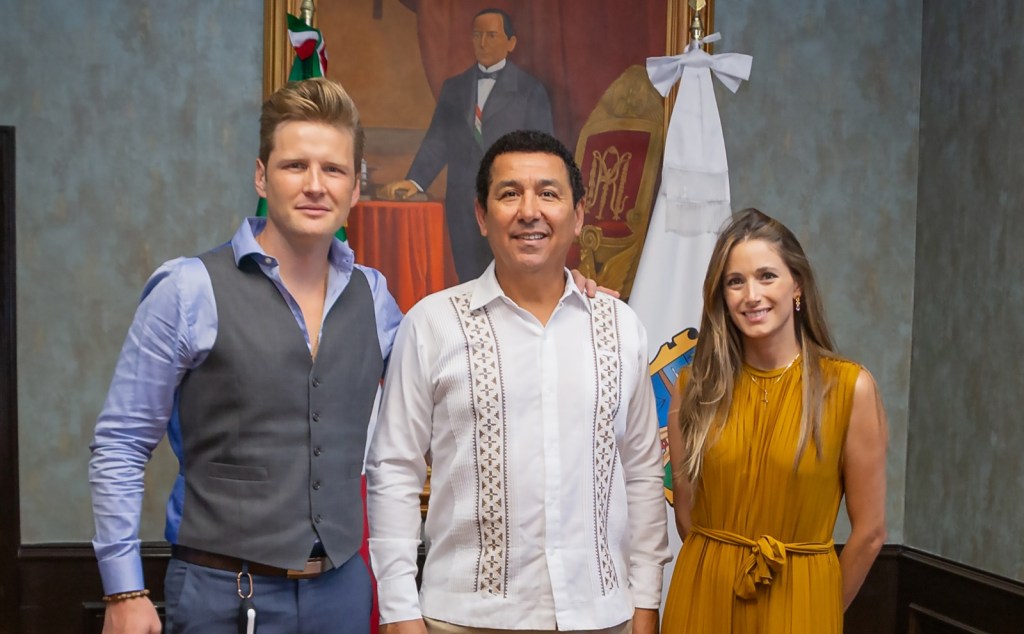 Recibe Alcalde Mario López a Alexander Acha “Mr. Amigo 2023”, firma libro de visitantes&nbsp;distinguidos