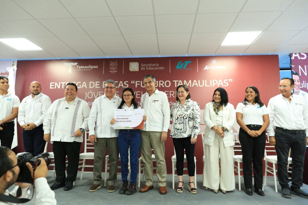 Entrega Américo Villarreal becas en la Universidad Tecnológica de&nbsp;Altamira
