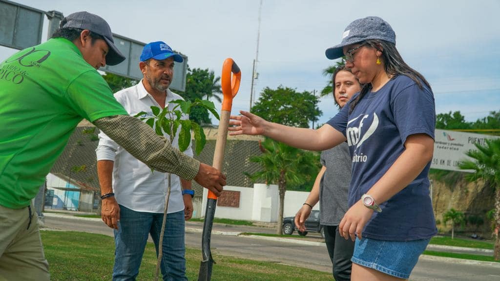 Continúa Pepe Scheckaibán reforestando espacios públicos y áreas verdes en&nbsp;Tampico