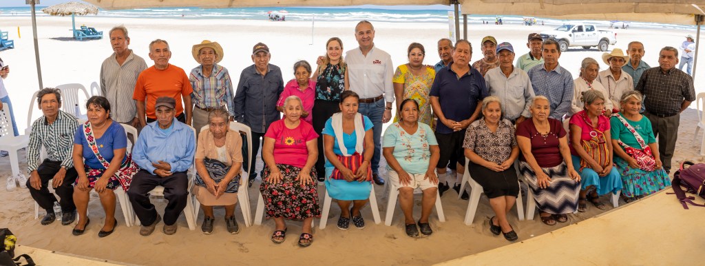 Conviven Adrián Oseguera y su Esposa con Adultos Mayores de San Antonio, San Luis&nbsp;Potosí