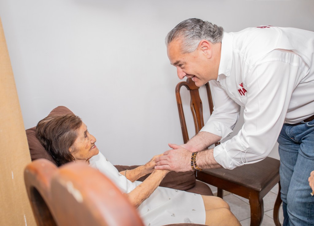 Adrián Oseguera Visita a Abuelita Centenaria en la colonia Vicente&nbsp;Guerrero