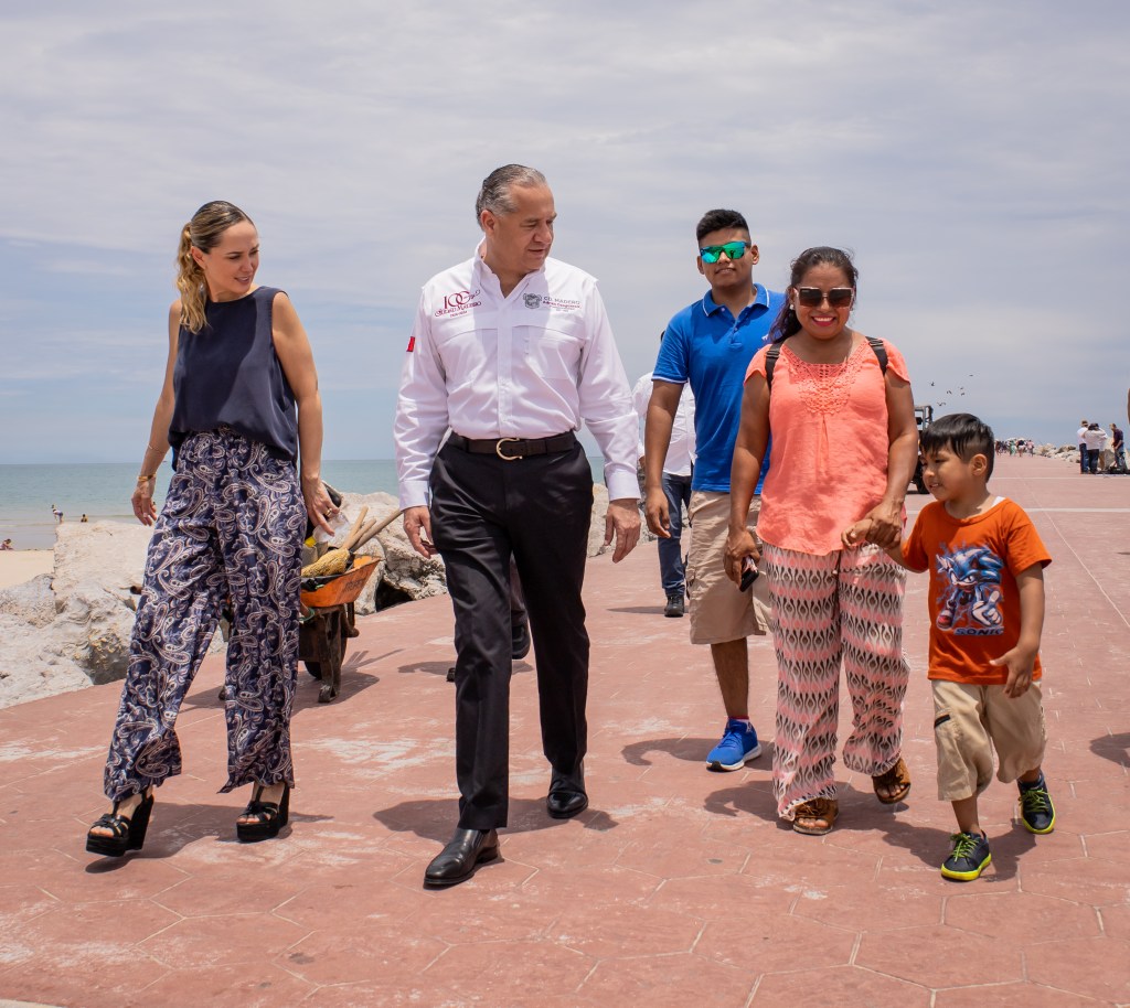 Autoridades Municipales saludan a turistas durante recorrido en Playa&nbsp;Miramar