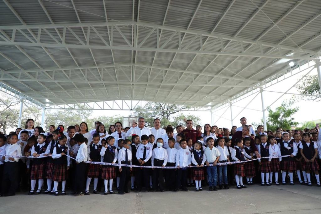 EXTRAORDINARIA JORNADA DE ENTREGA DE OBRAS Y APOYOS EFECTÚA ALCALDE DE ALTAMIRA EN DIVERSAS&nbsp;ESCUELAS