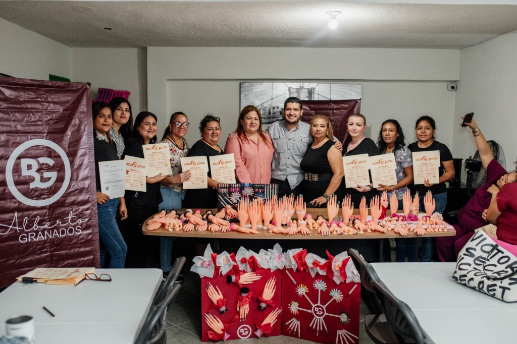 Beto Granados celebra el empoderamiento de mujeres con certificaciones en&nbsp;belleza