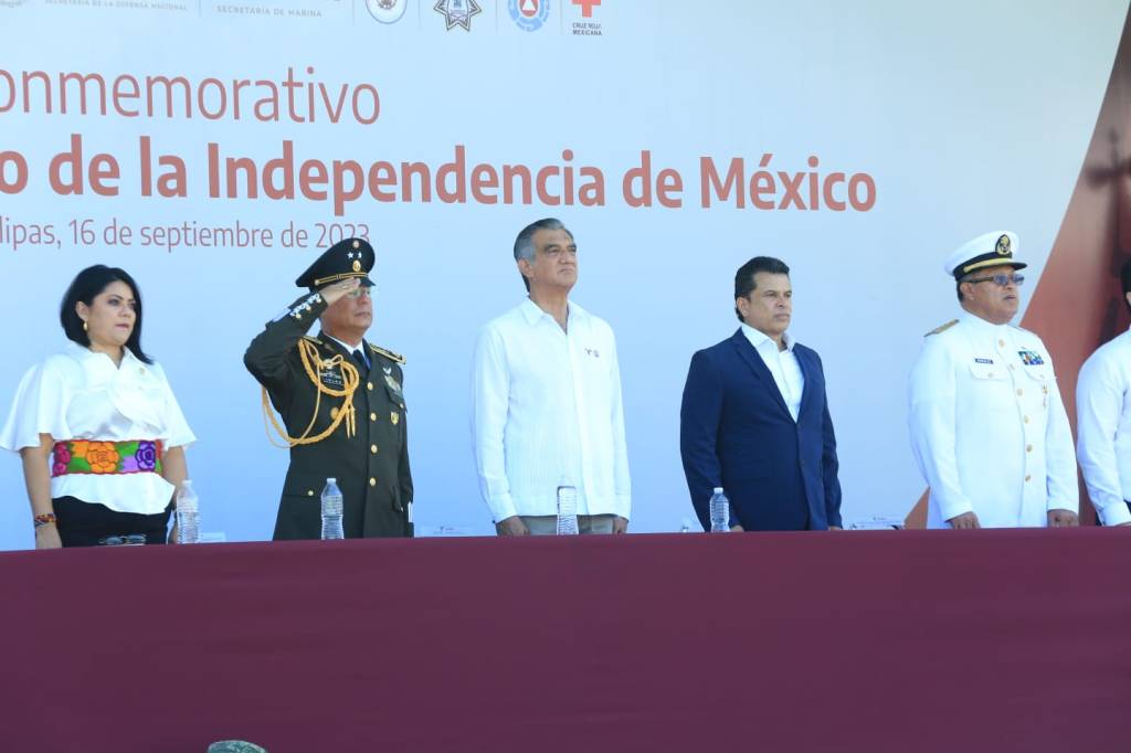 Gobernador preside desfile conmemorativo del 213 aniversario de la&nbsp;independencia