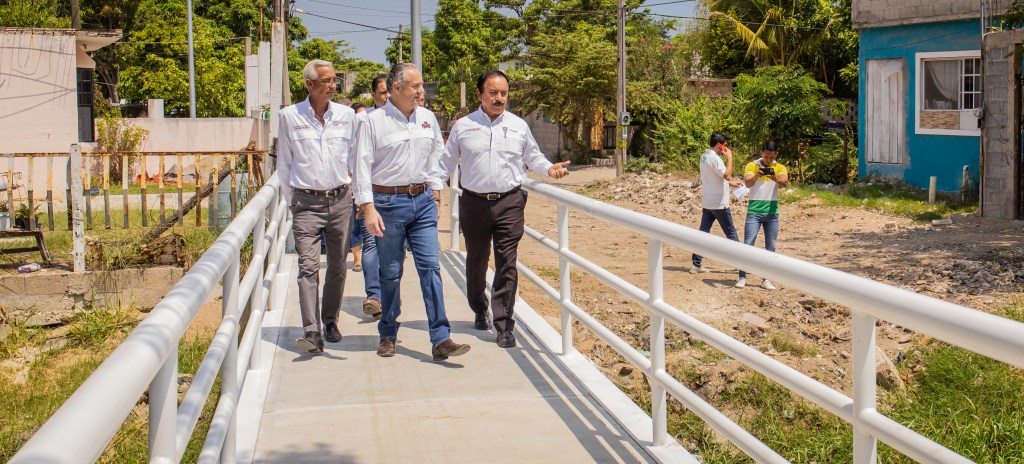 Velando por la seguridad social Adrián Oseguera inaugura más puentes&nbsp;peatonales