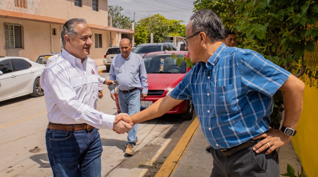 Adrián Oseguera Supervisa Construcción de Guarniciones y Banquetas en Colonia Heriberto&nbsp;Kehoe