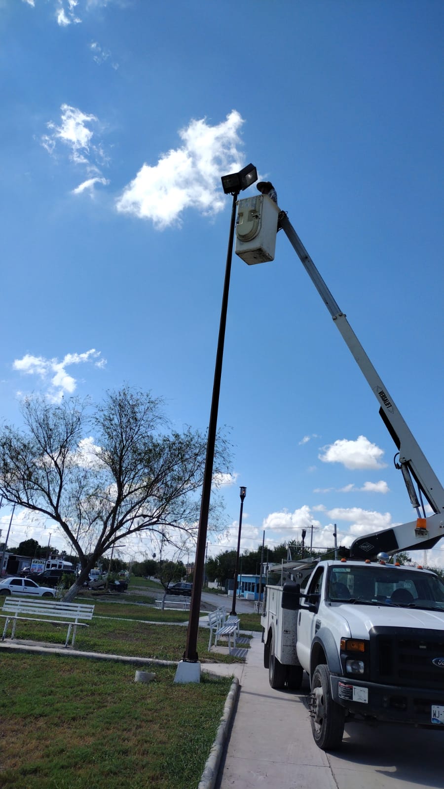 CONTINÚA MUNICIPIO CON MEJORAMIENTO DE ALUMBRADO PÚBLICO EN AVENIDAS Y&nbsp;PARQUES