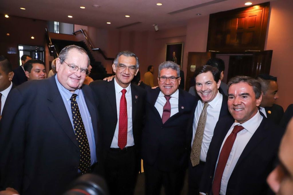 ASISTE ARMANDO MARTÍNEZ A CEREMONIA POR 365 DÍAS DE GOBIERNO DE&nbsp;AVA