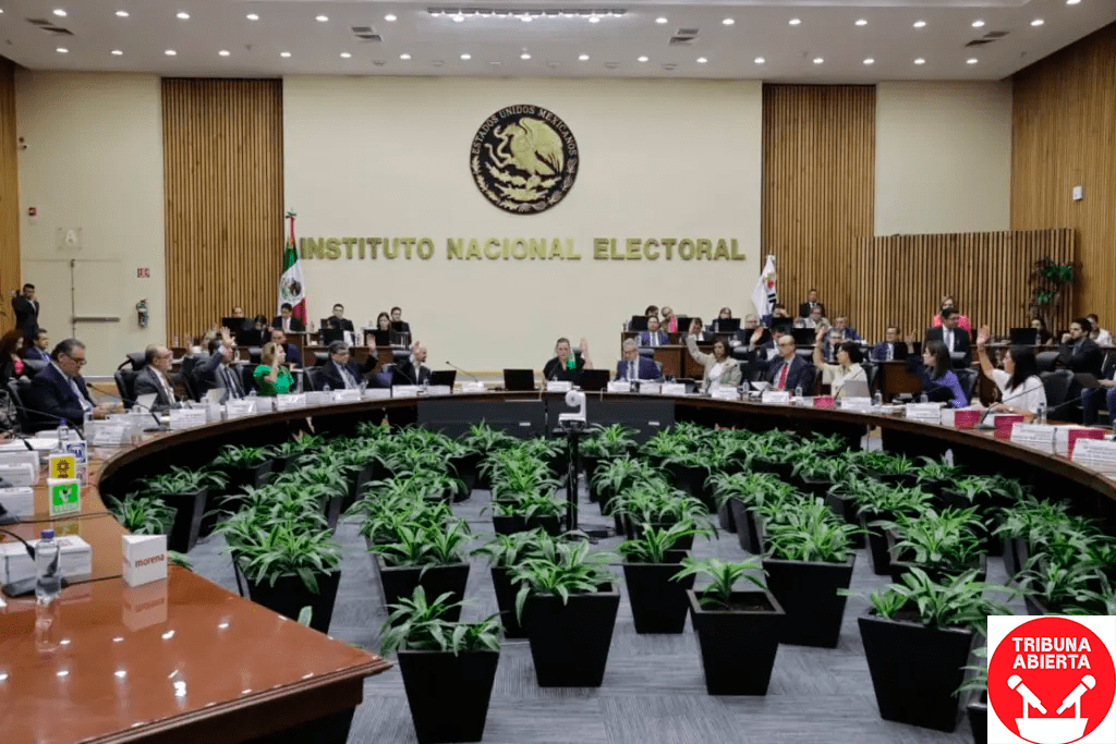 Presidente AMLO critica al INE y defiende libertad de expresión tras orden de retirar posdata en&nbsp;‘mañanera