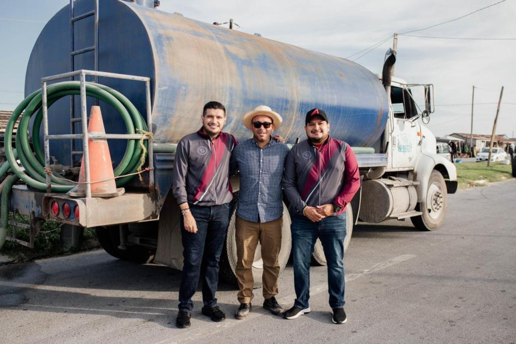 Beto Granados lleva más de 8 Mil litros de agua potable y agua purificada a la Playa Bagdad, beneficiando a las familias de la&nbsp;zona