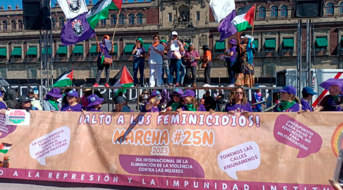 Cientos de mujeres marcharon desde la Glorieta de las Mujeres que luchan en Paseo de la Reforma hasta el Zócalo de la&nbsp;CDMX