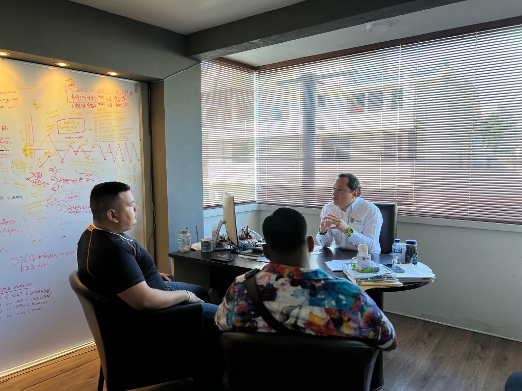 Carlo González, comparte encuentro significativo con emprendedores&nbsp;locales.