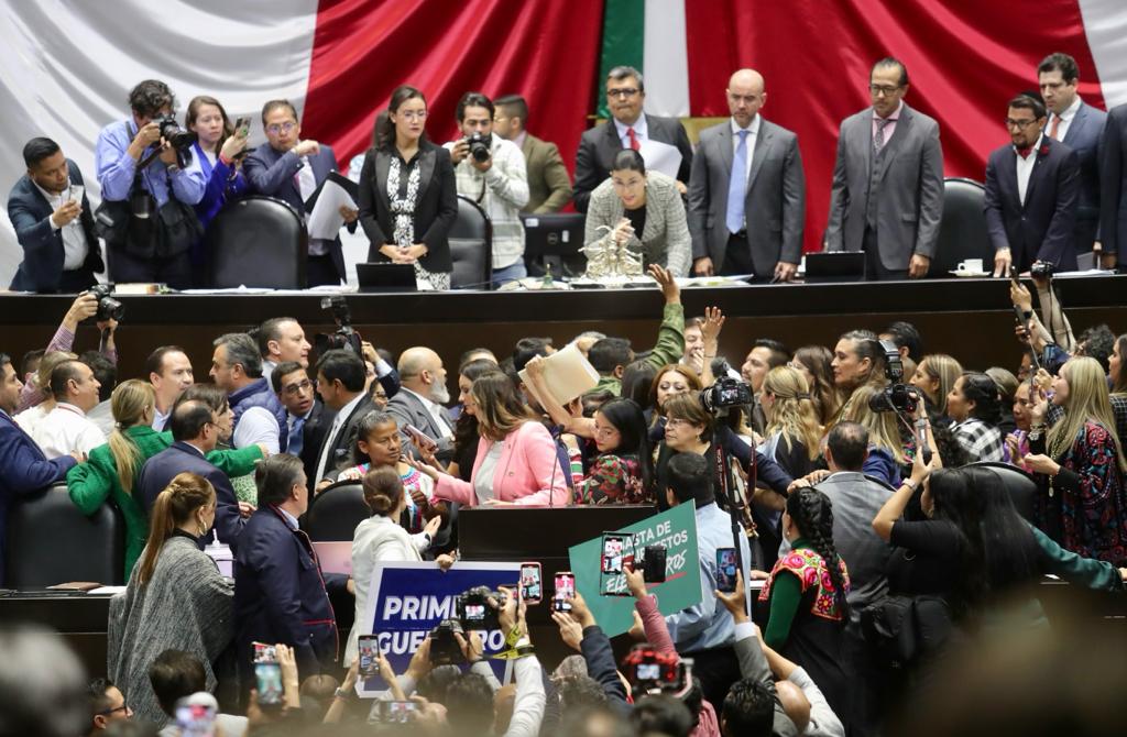 Choque de Fuerzas en la Cámara: Golpes y caos definen la batalla legislativa por el presupuesto del&nbsp;2024