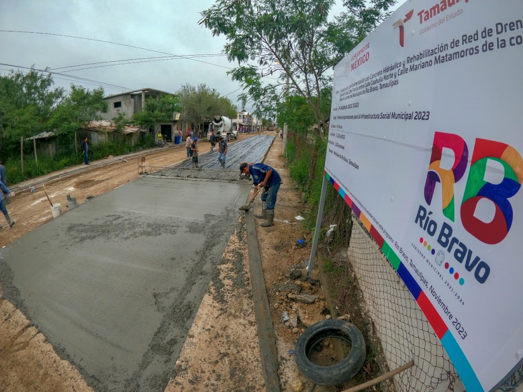 Joel Eduardo Yáñez Villegas supervisa pavimentación en calle Florida de Valle de&nbsp;Leones