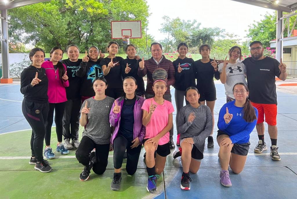 Carlo González Asiste a Entrenamientos de la Academia&nbsp;Felinos