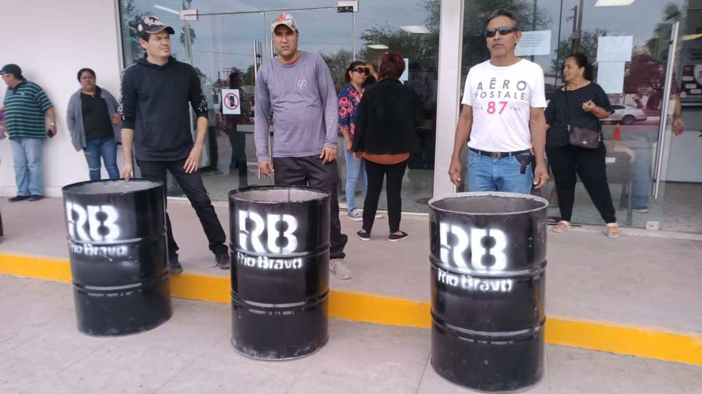 Entrega Gobierno de Río Bravo 100 tambos para basura a familias de diversos&nbsp;sectores