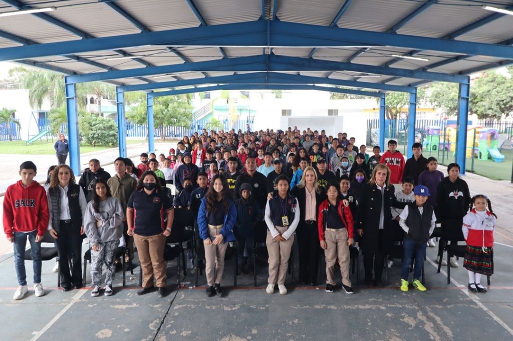 Aída Féres de Nader otorga becas a niños y adolescentes del Programa&nbsp;Pannarti