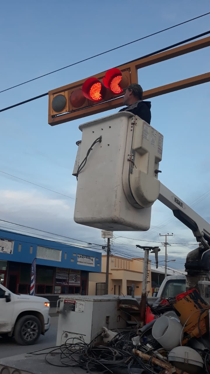 Gobierno de Río Bravo realiza mantenimiento a semáforos para mejorar seguridad&nbsp;vial